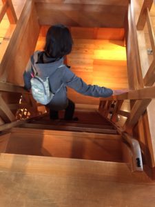 金沢城の武器庫の階段をへっぴり腰で降りる名古屋のリンパドレナージュサロンのセラピストのみほさんの様子